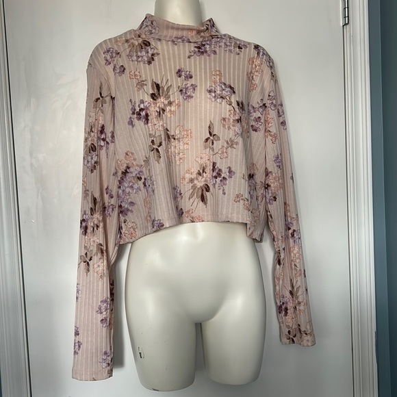 H&M Tops - H&M Mock Neck Long Sleeve Floral Crop Top